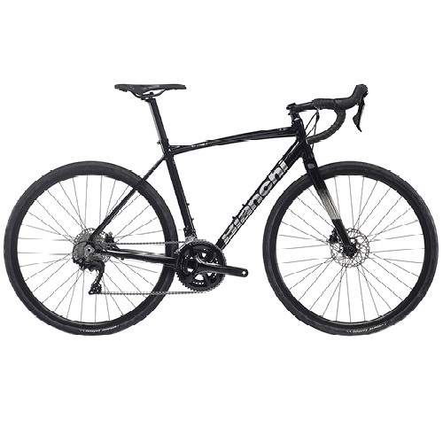 Racer Bianchi Via Nirone Sprint Black YSB4CEN2 Den svarta Bianchi Nirone 7 Disc landsvägscykeln visas i detalj under bra ljus. Med en 2x11s 105-växling är denna racer idealisk för fartfyllda äventyr.