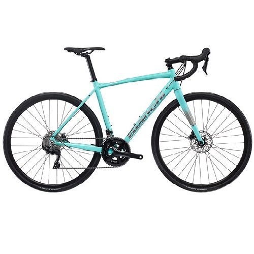 En ljusblå Bianchi Nirone 7 Disc landsvägscykel visas i profil mot en vit bakgrund. Cykeln är utrustad med 105, 2x11s växlar och skivbromsar, vilket framhäver dess moderna design och prestanda.