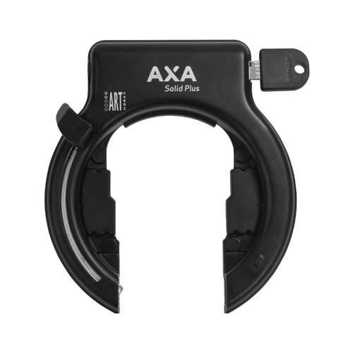 Ramlås AXA Solid Plus i svart plast med nyckel isatt. Frönsvinkel, bra belysning som framhäver detaljer och strukturen i materialet, används på produktsidan för att visa upp låset.