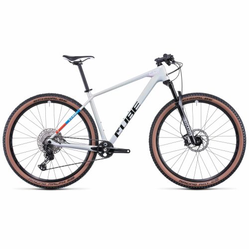 En vit MTB Cube Reaction C:62 Pro 29" med framfjädring, knobbydäck, skivbromsar och svart sadel visas i profil mot en vit bakgrund.
