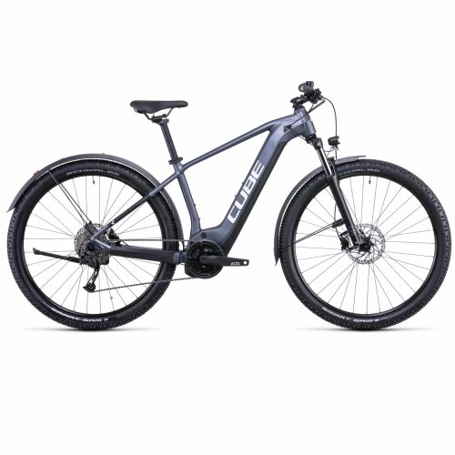 En svart och grå EL-MTB 29" Cube Reaction Hybrid Performance 500 allroad eldriven mountainbike med framfjädring, skivbromsar, knobbydäck, bakskärm och integrerat batteri visas från sidan mot en vit bakgrund.