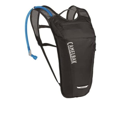 Camelbak Rouge Light vätskeryggsäck har en 2-liters reservoar, blå dricksrör, axelremmar i mesh och en framficka med dragkedja, här i svart mot en vit bakgrund.