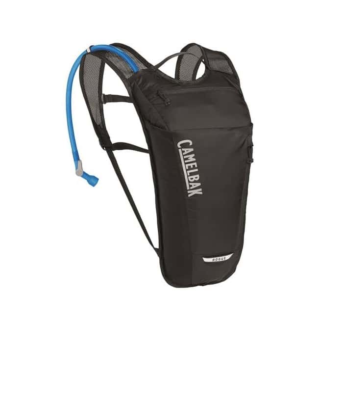 RogueLight_BlaSil.jpg Camelbak Rouge Light vätskeryggsäck har en 2-liters reservoar, blå dricksrör, axelremmar i mesh och en framficka med dragkedja, här i svart mot en vit bakgrund.