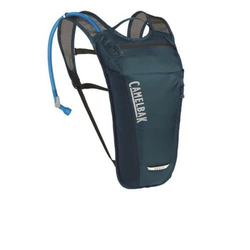 Camelbak Rouge Light-ryggsäcken har en 2-liters blåsa, mörkblå färg, huvudfack med dragkedja, justerbara axelremmar och en bifogad blå drickslang.