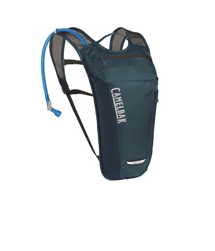 RogueLight_GibNavBla.jpg Camelbak Rouge Light-ryggsäcken har en 2-liters blåsa, mörkblå färg, huvudfack med dragkedja, justerbara axelremmar och en bifogad blå drickslang.