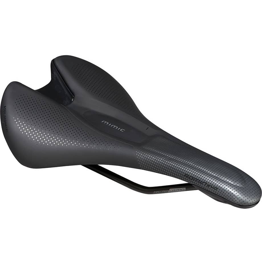 Romin-Comp-Mimic.jpg En detaljerad bild av Specialized Romin Evo Comp Nimic sadeln. Den har en grå färg, perforerad yta och en unik design för komfort. God belysning framhäver sadelns form och textur.