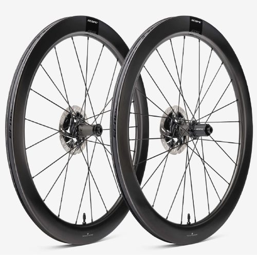 Två Scope S5 55 mm skivbromshjul, presenterade i en ljus studio. Svarta kolfiberfälgar med smala ekrar och distinkta Scope-logotyper fångar den moderna designen och tekniska precisionen.