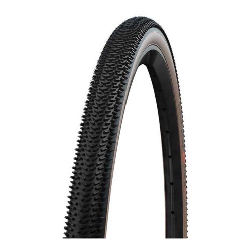 Ett hopfällt Schwalbe G-ONE R EVO 40-622mm graveldäck i brun och svart. Däcket har ett grovt mönster för bra grepp, med en ljus bakgrund som framhäver detaljerna.