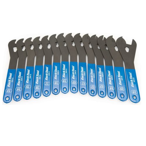 Ett set Park Tool-konnycklar i storlekarna 13-28 mm, arrangerade i en båge mot en vit bakgrund. Nycklarna har blå handtag och gråa huvuden, med tydliga storleksmarkeringar.