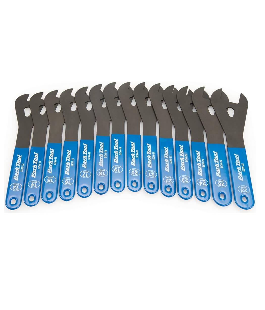 SCW-SET.3-parktool.jpg Ett set Park Tool-konnycklar i storlekarna 13-28 mm, arrangerade i en båge mot en vit bakgrund. Nycklarna har blå handtag och gråa huvuden, med tydliga storleksmarkeringar.