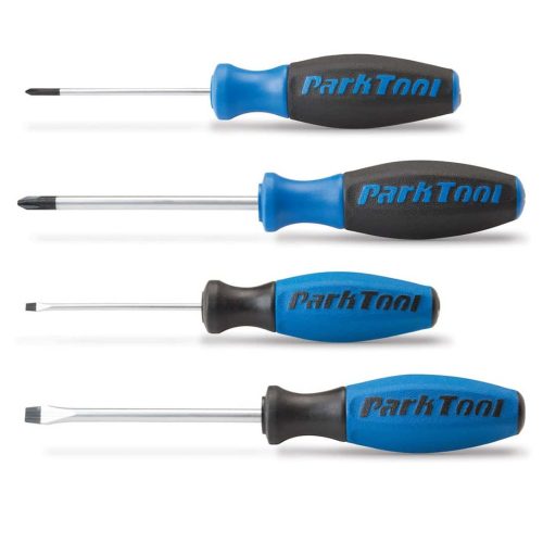 Ett set med fyra Park Tool skruvmejslar, prydligt arrangerade mot en vit bakgrund. De har blå och svarta handtag, perfekt belysning framhäver detaljerna och märket "Park Tool".