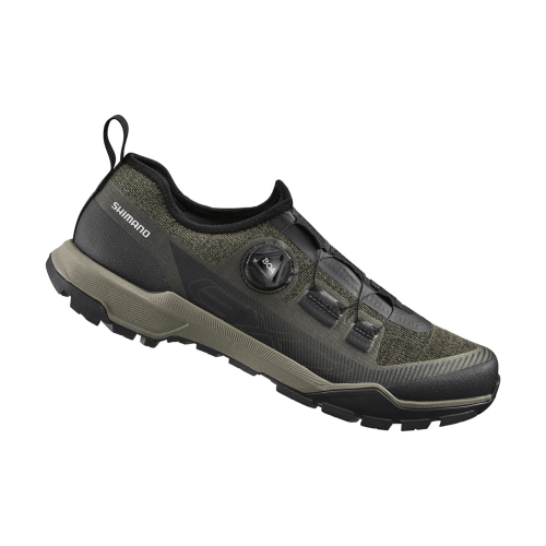 En enda Shimano SH-EX700 touringsko i svart/oliv med en robust sula