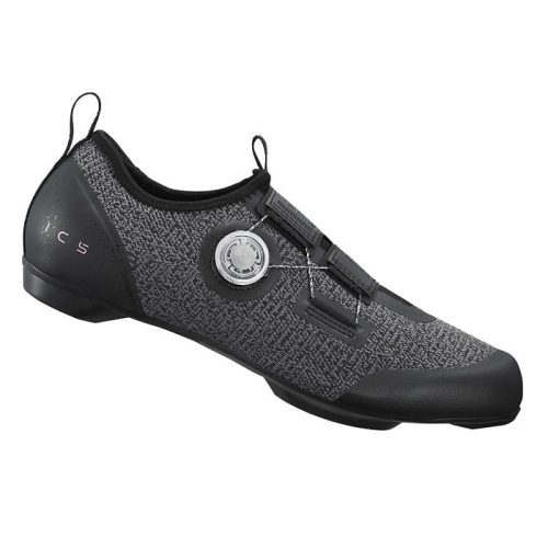 Svarta spinningskor Shimano SH-IC501 visas i profil. Skorna har en gråmelerad ovandel