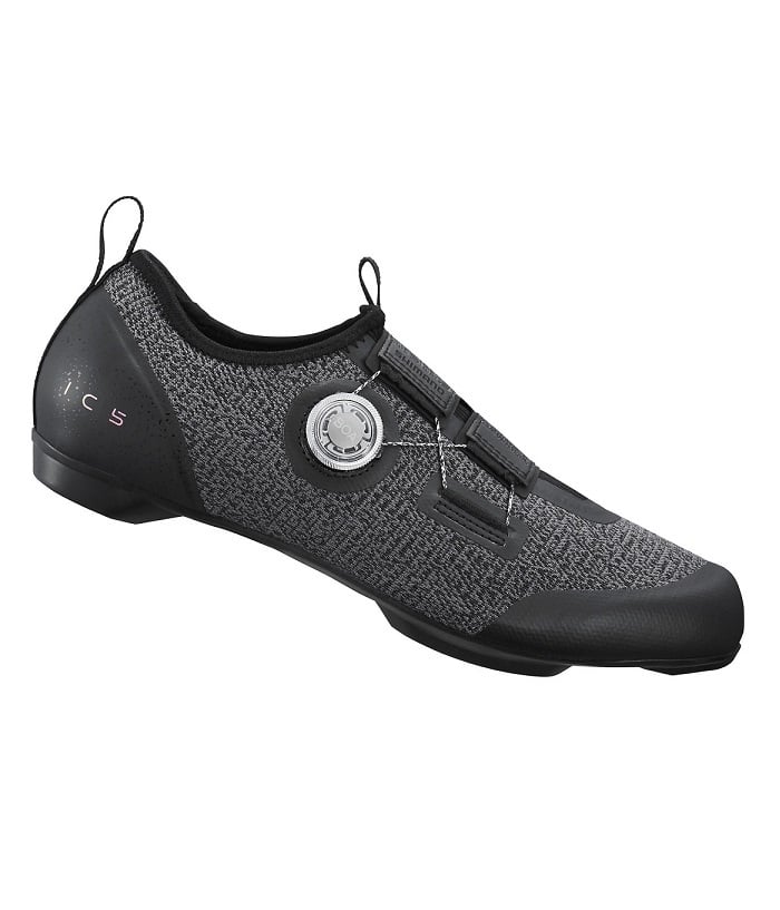 SH-IC501.jpg Svarta spinningskor Shimano SH-IC501 visas i profil. Skorna har en gråmelerad ovandel