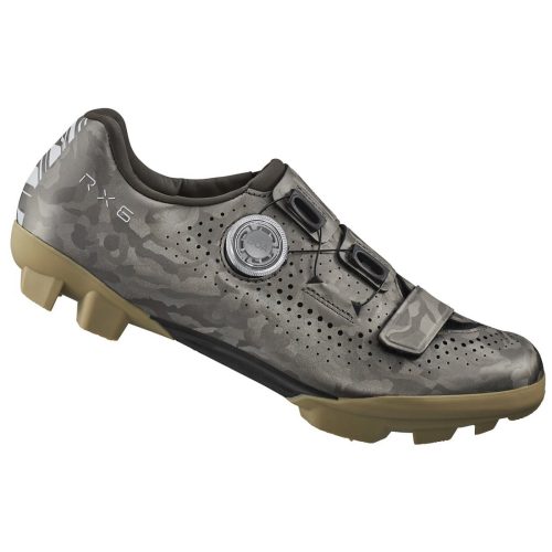 Detaljerad bild av en Shimano RX600 gravel-sko för damer i sand/beige. Atmosfären är neutral