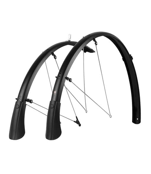 SKS-BLUEMELS-MATT-28-45.jpg Skärmset SKS Bluemels 28 tum mattsvarta har mattsvarta cykelskärmar med stödben i metall för fram- och bakhjul, mot en vit bakgrund.