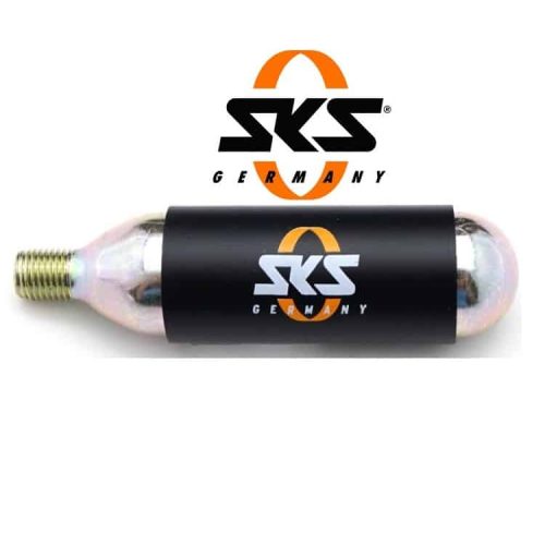 En gängad 16 grams kolsyrepatron från SKS Germany. Patronen har en svart cylinder med SKS-loggan och "Germany" tryckt i orange. Stämningen är professionell med bra ljussättning.