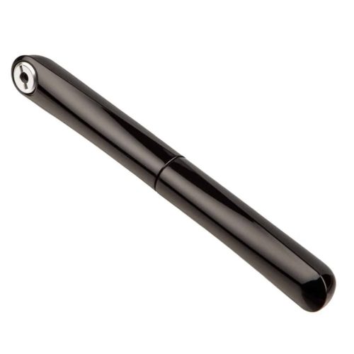 Elegant, svart cykelpump SKS Diago i högtryck, perfekt för att nå maxtryck på 10 bar. Blank yta reflekterar ljuset, framhäver pumpens distinkta design och detaljer.