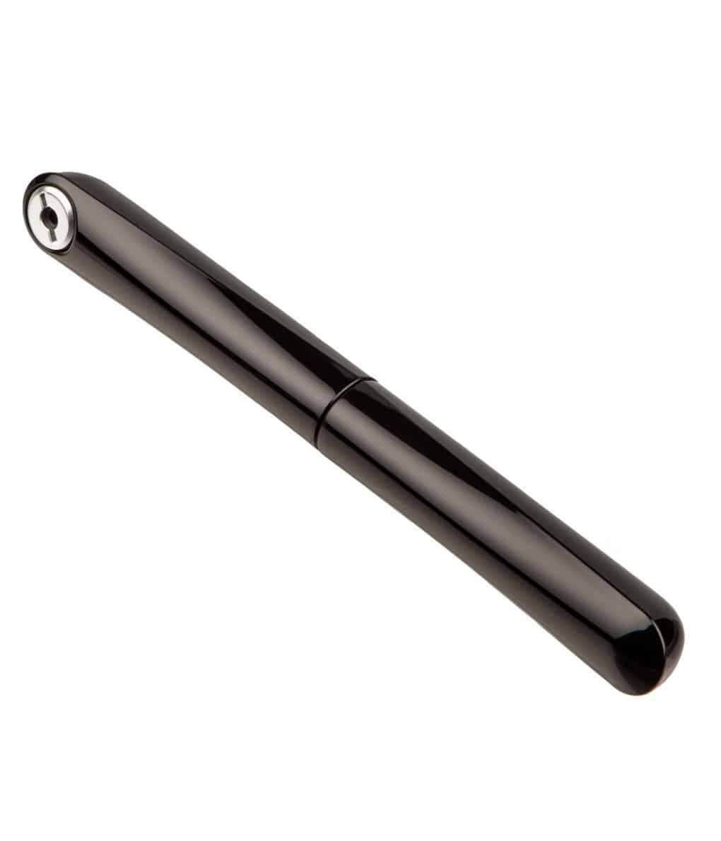 SKS-Diago-svart.jpg Elegant, svart cykelpump SKS Diago i högtryck, perfekt för att nå maxtryck på 10 bar. Blank yta reflekterar ljuset, framhäver pumpens distinkta design och detaljer.