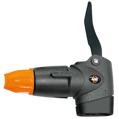 Pumphuvud SKS Multi Valve i detaljrik närbild. Munstycket har en orange spets och en svart låsmekanism. Svag skugga skapar en tredimensionell känsla och lyfter fram produktens konturer.