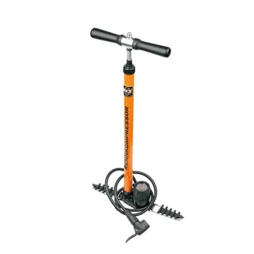 Detaljerad bild av en SKS Rennkompressor golvpump i orange och svart. Pumpen står mot en vit bakgrund och belysningen framhäver texten "RENKOMPRESSOR" längs cylindern.