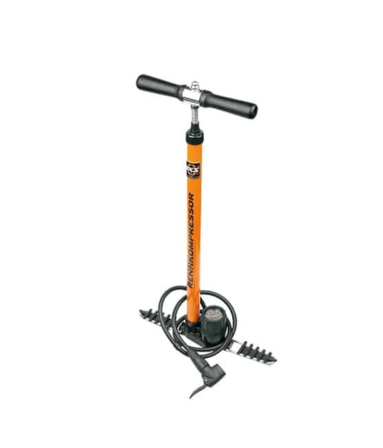 SKS-RENNKOMPRESSOR-MULTI-VALVE.jpg Detaljerad bild av en SKS Rennkompressor golvpump i orange och svart. Pumpen står mot en vit bakgrund och belysningen framhäver texten "RENKOMPRESSOR" längs cylindern.