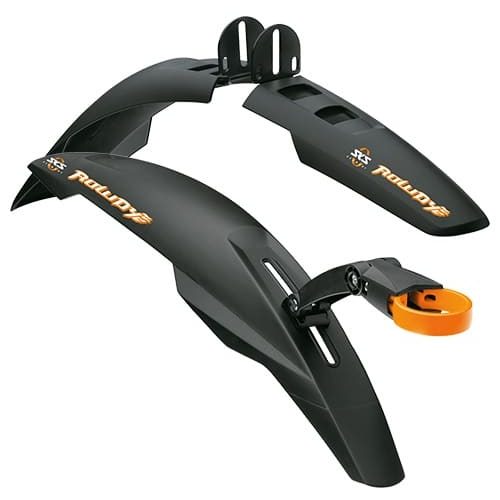 Skärmset SKS Rowdy 20-24" omfattar två svarta cykelskärmar i plast med orangefärgade detaljer, "Rowdy"-märke och monteringsdetaljer, avsedda för montering ovanför fram- och bakhjulen. Visas på en vit bakgrund.