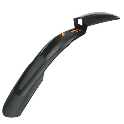 En detaljerad bild visar en svart cykelskärm med orange accenter på en vit bakgrund. Belysningen framhäver den släta ytan och böjda formen.
