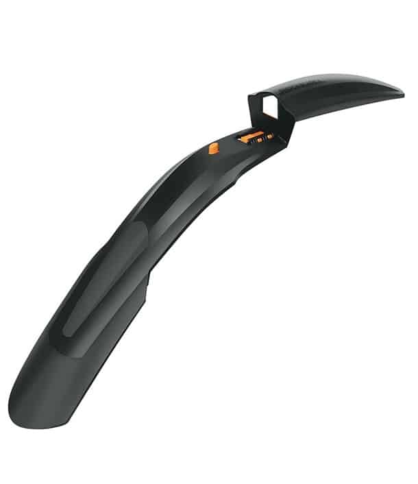SKS-Shockblade-svart.jpg En detaljerad bild visar en svart cykelskärm med orange accenter på en vit bakgrund. Belysningen framhäver den släta ytan och böjda formen.
