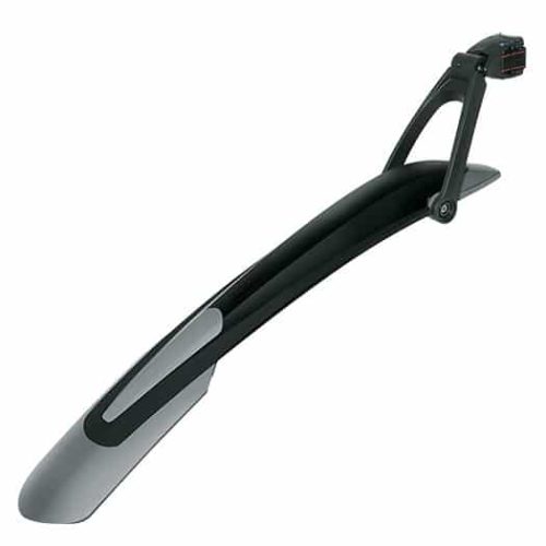 En svart cykelskärm med grå detaljer sträcker sig diagonalt över bilden mot ett ljust, enfärgat bakgrund. Skärmen har en modern design och fästs med en justerbar mekanism.