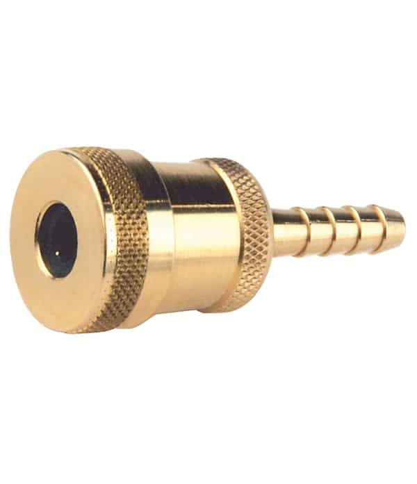 SKS-brass-Push-on-munstycke.jpg En detaljerad närbild av ett SKS mässing "Push-on" pumpmunstycke. Munstycket är guldglänsande med ett präglat mönster för bättre grepp, framträdande i ett jämnt ljus.