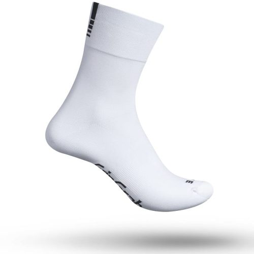 En enda GripGrab Lightweight SL Summer Sock i vitt med svarta ränder nära manschetten och svart sidotext, visas svävande över en vit bakgrund med en mjuk skugga under.