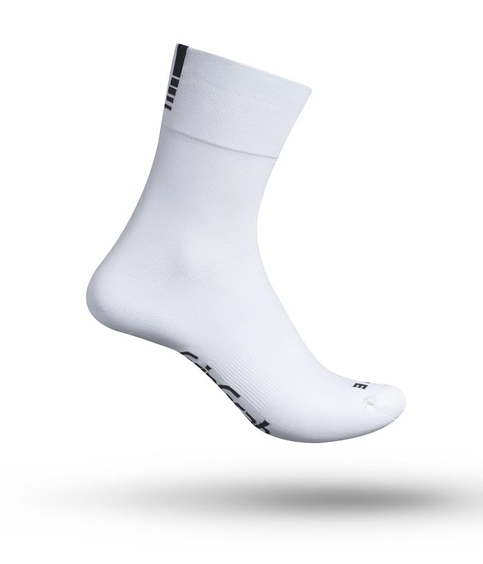SL-vit.jpg En enda GripGrab Lightweight SL Summer Sock i vitt med svarta ränder nära manschetten och svart sidotext, visas svävande över en vit bakgrund med en mjuk skugga under.