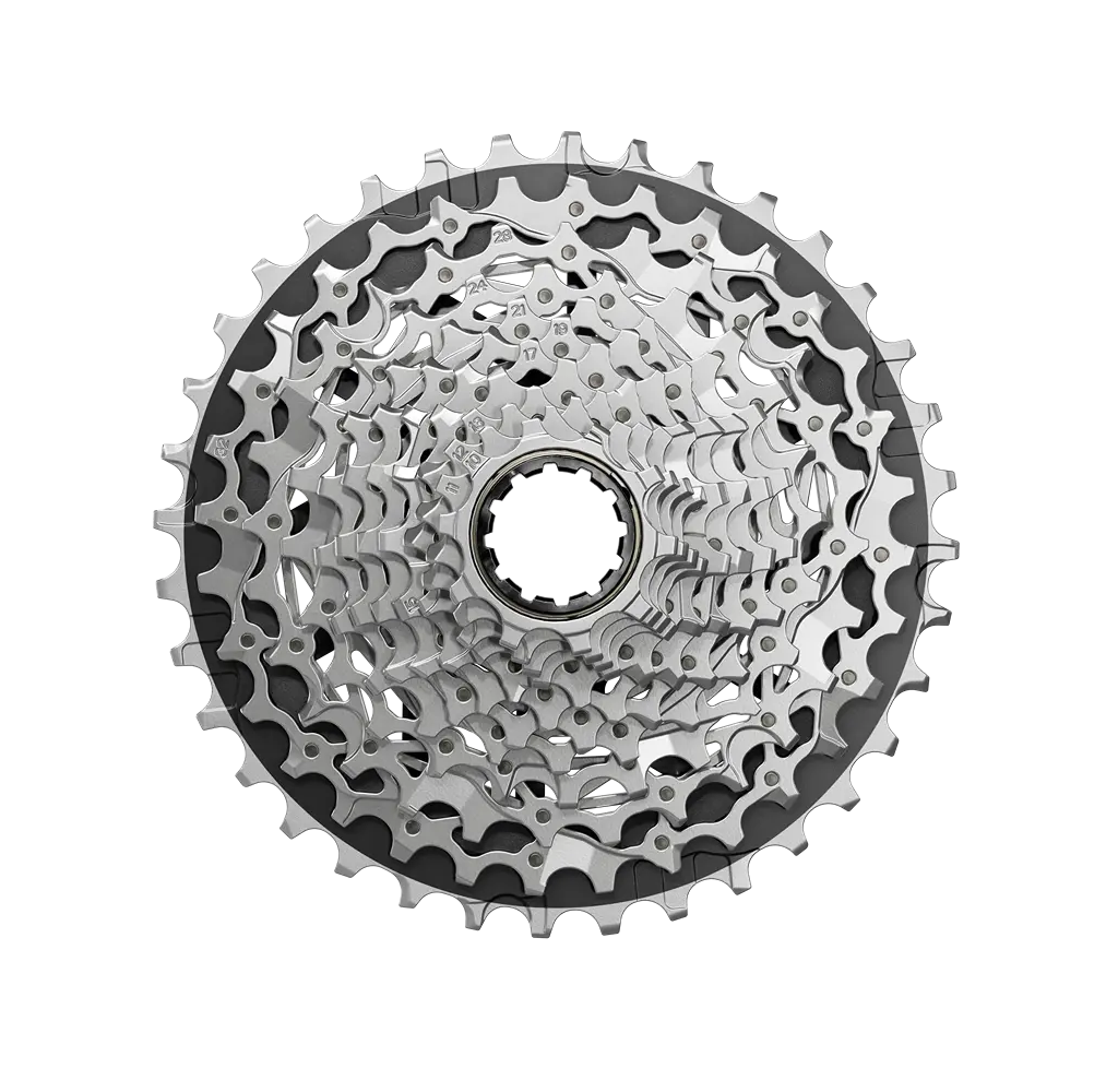 SRAM Cassette XG-1270 12 speed, 4 En närbild uppifrån av cykelkassetten Kassett Sram XPLR XG-1271 X-glide med 12 växlar, där flera silverfärgade kugghjul och tänder är placerade i ett cirkulärt mönster mot en vit bakgrund.