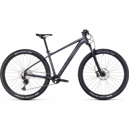 En mattsvart mountainbike med framfjädring, skivbromsar, platt styre och Schwalbe-däck, visad i sidoprofil mot en vit bakgrund.