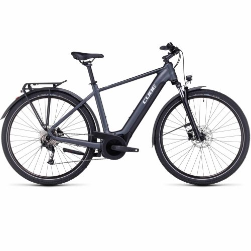 En mattsvart elcykel med step-over-ram, framfjädring, pakethållare, skivbromsar och stänkskärmar, visad från sidan mot en vit bakgrund.