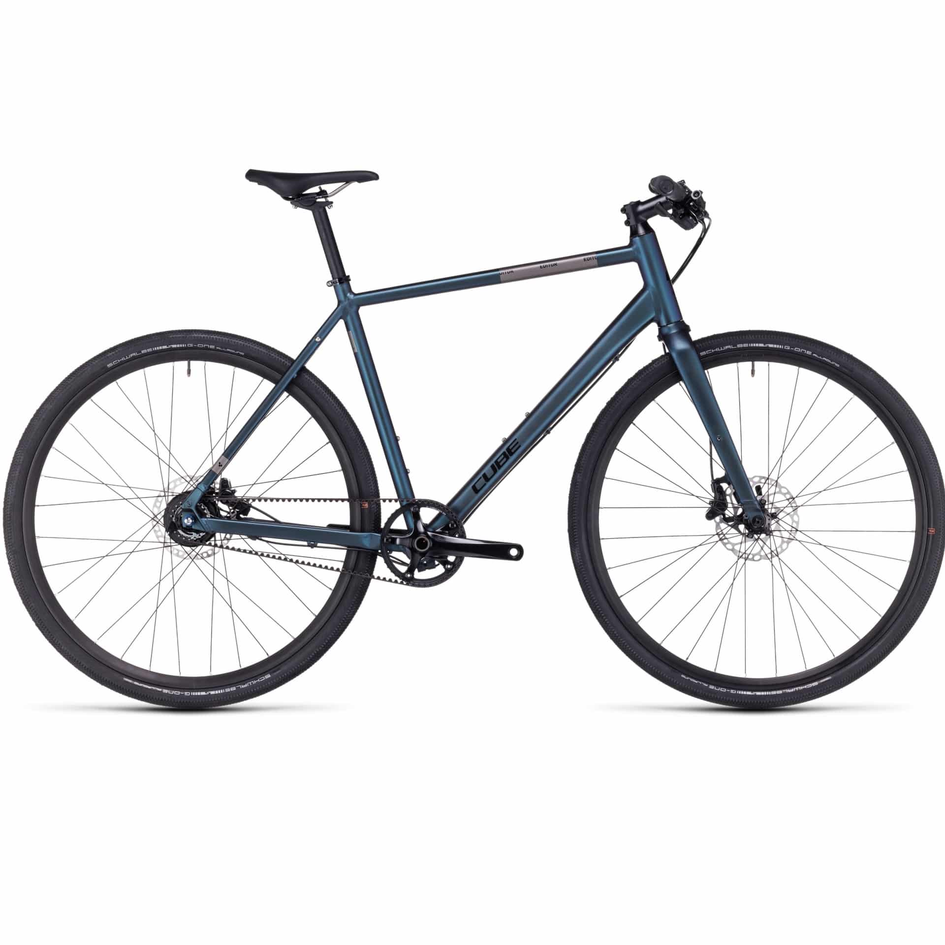 S_0_78801_647400_S_00_1920x1920-1.jpg En blå enväxlad cykel med platt styre, svart sadel och skivbromsar, visad i profil mot en vit bakgrund.