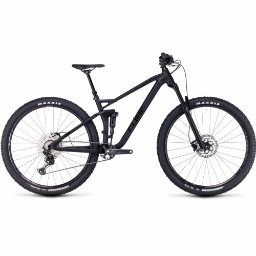 En mattsvart heldämpad mountainbike med tjocka Maxxis-däck, skivbromsar och en robust ram, fotograferad från sidan mot en vit bakgrund.