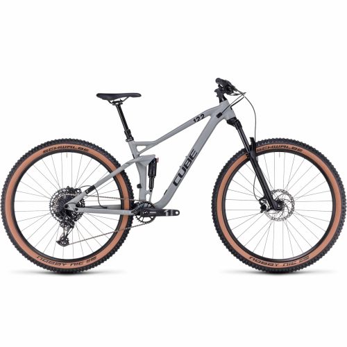 En grå heldämpad mountainbike med svarta och beige däck, skivbromsar och märkesnamnet "Cube" på ramen, visad i sidoprofil mot en vit bakgrund.