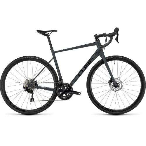 Racer Cube Attain SLX - 105 2x11s matt svart landsvägscykel har droppstyre, skivbromsar, tunna däck, en lättviktsram och visar varumärket "CUBE" på ramen i en sidoprofil mot en vit bakgrund.