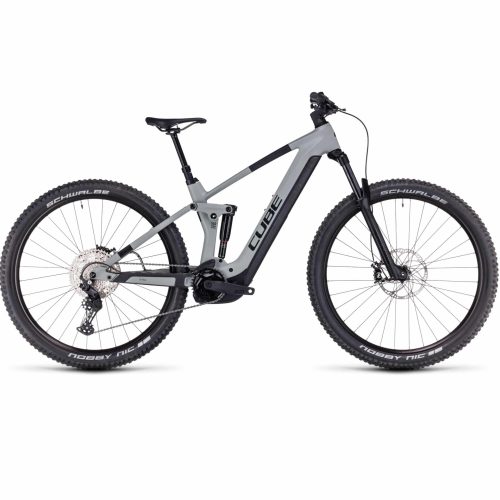 En modern grå och svart fullfjädrad elektrisk mountainbike med stora knubbiga däck, ett framträdande batteri integrerat i ramen, skivbromsar och "CUBE"-märket på underröret.