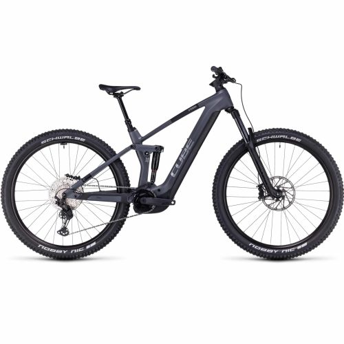 En mattsvart och mörkgrå heldämpad elektrisk mountainbike med tjocka Schwalbe Nobby Nic-däck, ett centralt batterifack och Cube-märke på ramen, visad i profil mot en vit bakgrund.