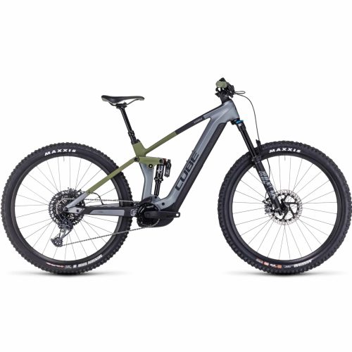 En modern eldriven mountainbike med full fjädring, breda knobbiga däck och en matt ram i gröna och mörkgrå färger, visad i sidoprofil mot en vit bakgrund.