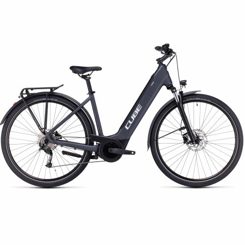 Mattsvart step-through elcykel med fjädring fram, pakethållare bak, skärmar och skivbromsar. Cykeln har "CUBE"-märket på ramen och är fotograferad från sidan mot en vit bakgrund.