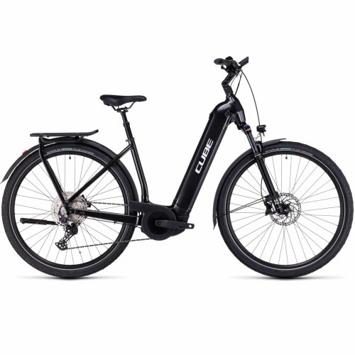 En svart elcykel med genomgående ram, framgaffel med fjädring, pakethållare bak, skivbromsar och stora däck, visad i sidoprofil mot en vit bakgrund. Varumärket "Cube" syns på ramen.