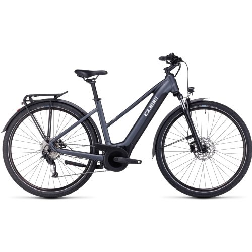 En mattsvart elcykel med step-through-ram, framgaffel med fjädring, skivbromsar, pakethållare och breda däck, visad i profil mot en vit bakgrund. Varumärket "Cube" är synligt på ramen.