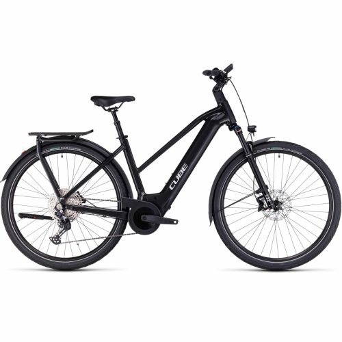 En svart Cube elcykel med genomgående ram, framgaffel med fjädring, skivbromsar, pakethållare och skärmar, sedd från sidan mot en vit bakgrund.