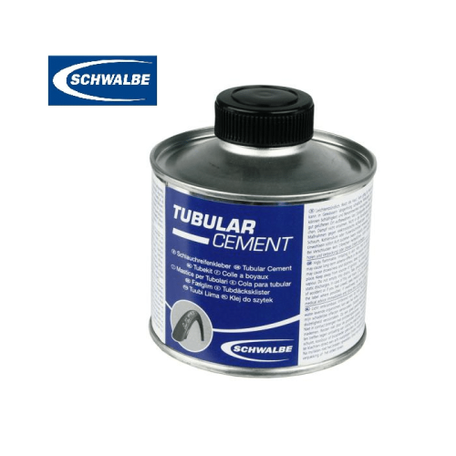 Ett burk Schwalbe tubdäcksklister, 180g, i silverfärgad metall. Etiketten i blått med texten "Tubular Cement". God belysning framhäver detaljer, som lockets räfflor.