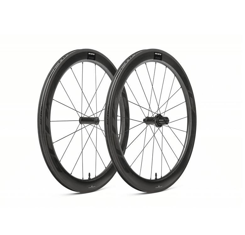 Scope-s5-rimbrake.png Två Scope S5 55mm hjulpar för fälgbroms presenteras i en studiobild med mjuk belysning. Hjulen har kolfiberfälgar och synliga ekrar mot en ljus bakgrund.