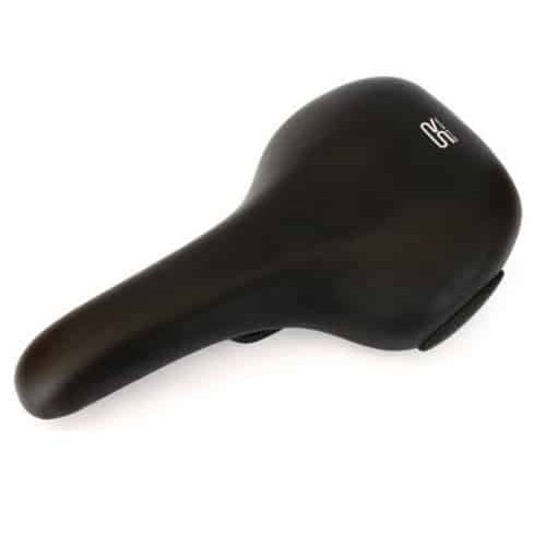 Svart SR Selle Royal Milo cykelsadel i profil, perfekt för bekväma cykelturer. Studiobelysning framhäver sadelns släta yta och ergonomiska design.